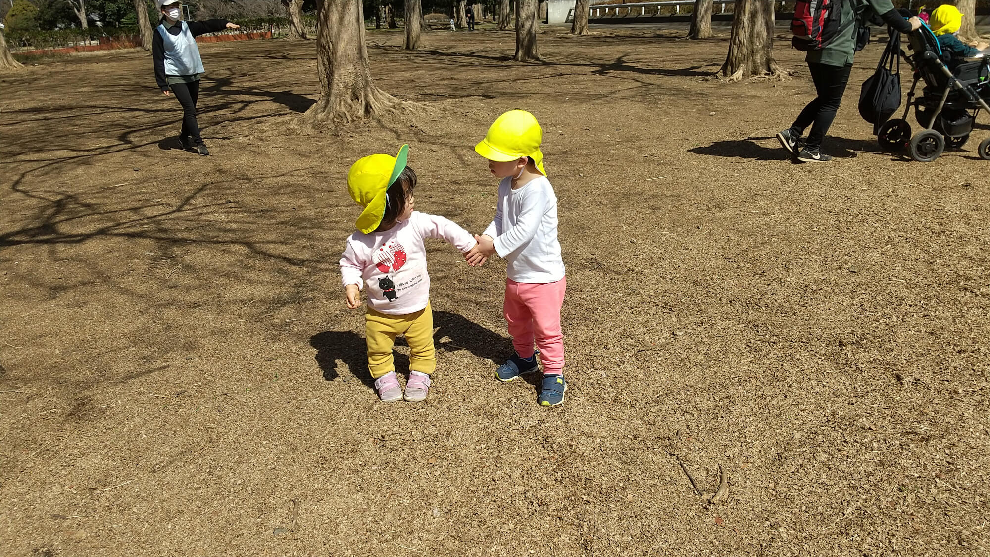 公園で遊ぶ子どもたち