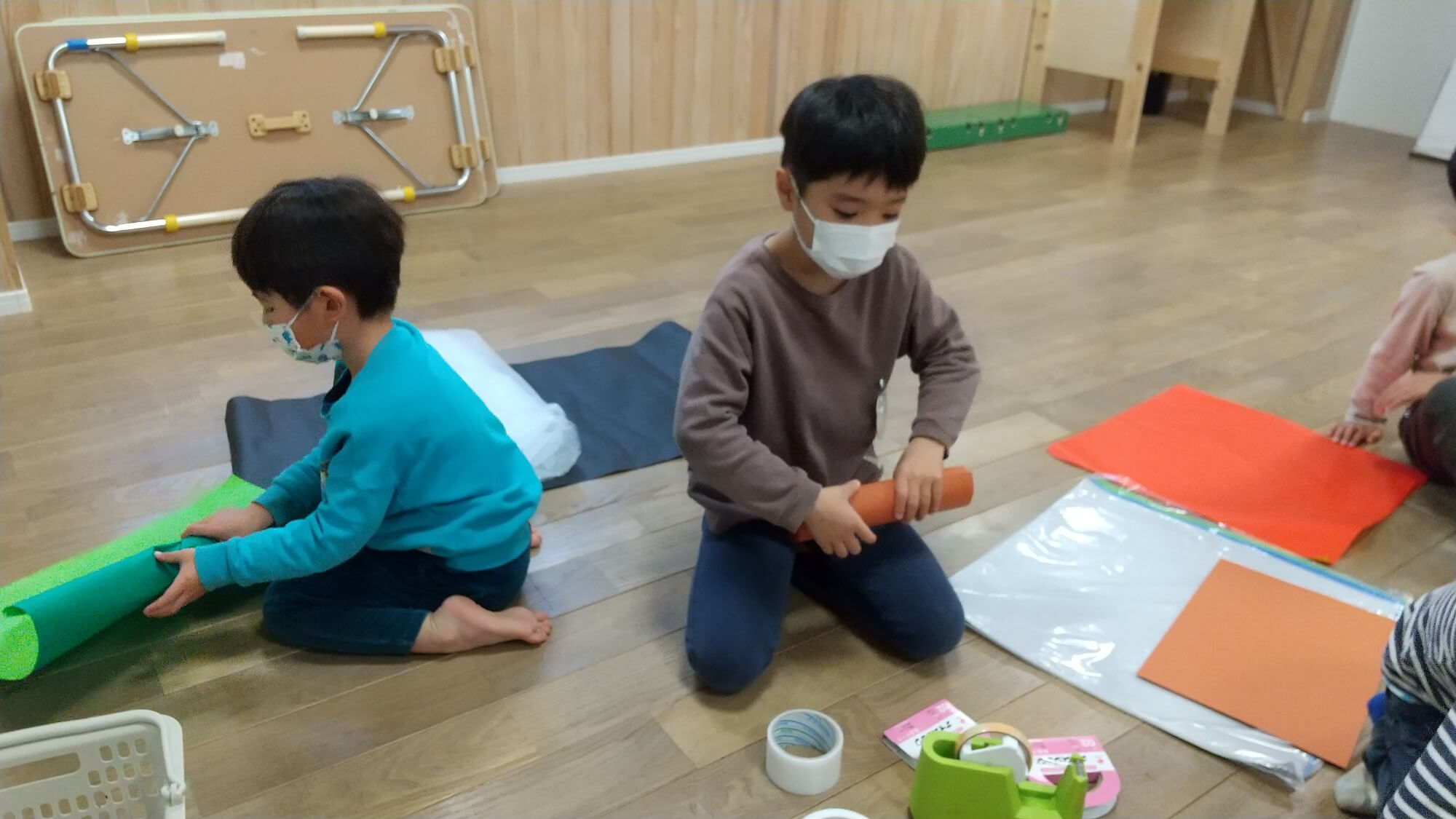 恵方巻の具材を作る子どもたち