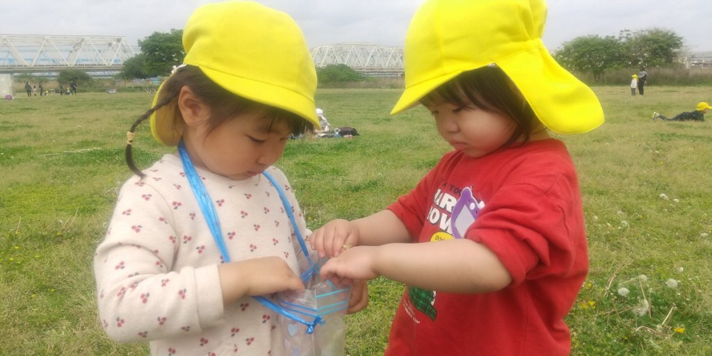 摘んだ花を袋に入れる子どもたち